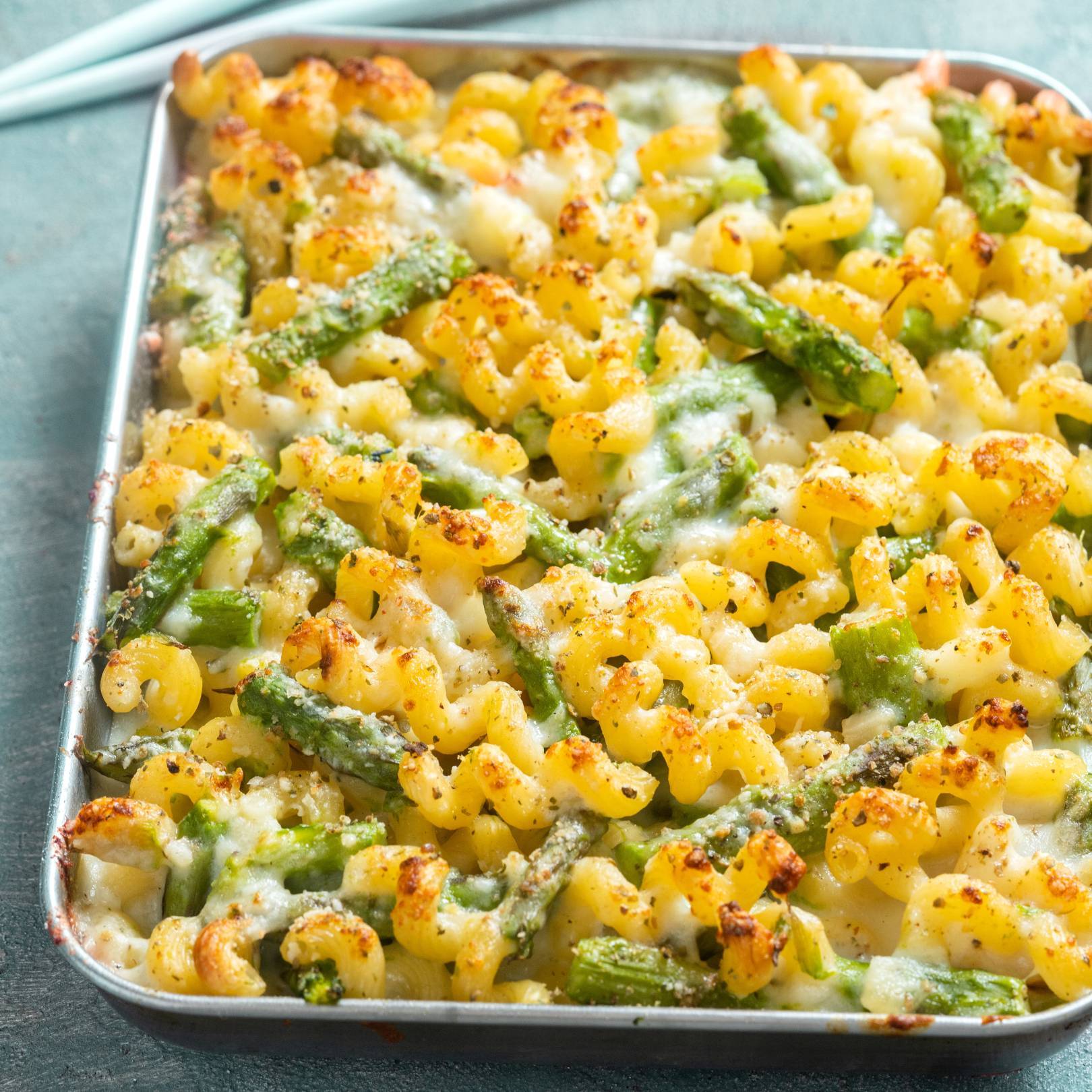 Spárgás tészta egy tepsiben.