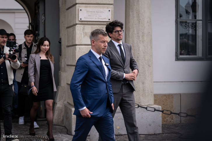 Magyar Péter és Velkey György a Sándor-palotánál 2026. április 15-én
