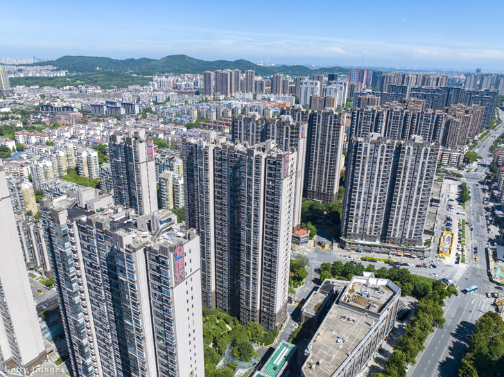 A China Evergrande ingatlanfejlesztő egyik épülete Nanjingban, Jiangsu tartományban, Kínában, 2025. augusztus 13-án