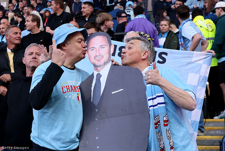 Frank Lampard (kartonfiguraként középen) ezúttal edzőként, és kék helyett égszínkékben alkot emlékezeteset