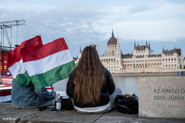 Emberek a Tisza Párt eredményváró rendezvényén 2026. április 12-én
