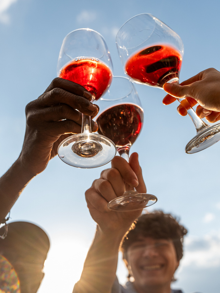 Új bulizási szokás terjed a fiatalok körében: így enyhítik a másnaposságot