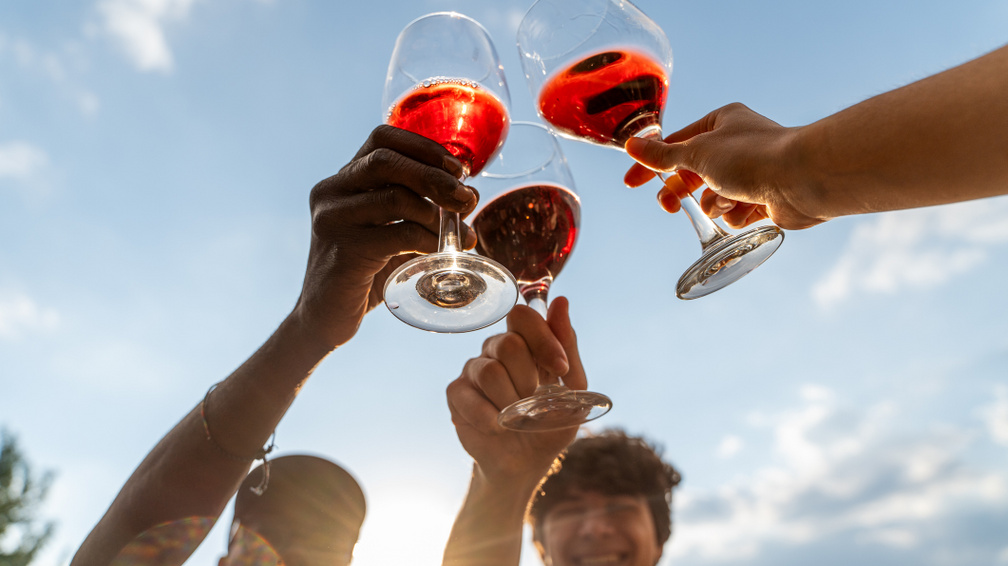 Új bulizási szokás terjed a fiatalok körében: így enyhítik a másnaposságot