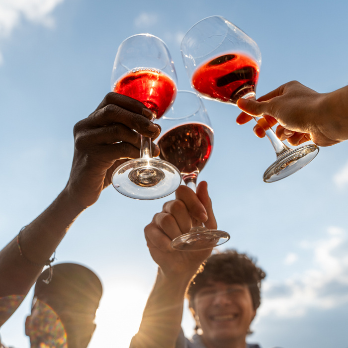 Új bulizási szokás terjed a fiatalok körében: így enyhítik a másnaposságot