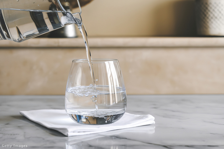 A „zebracsíkozás” lényege az, hogy minden alkoholos ital után iszunk egy pohár vizet. (Illusztráció: Getty Images)