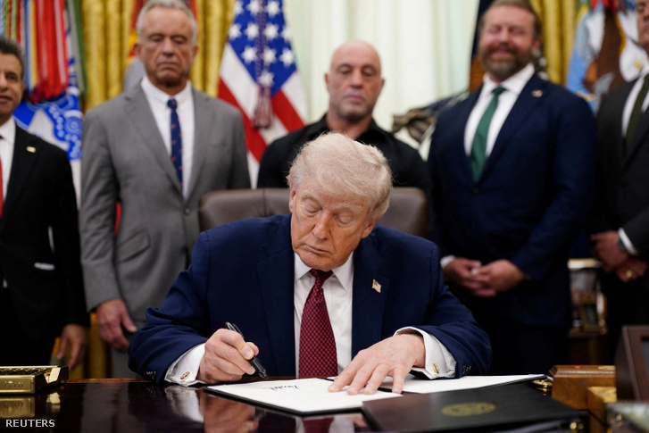 Donald Trump rendeletet írt alá a pszichedelikus gyógyszerek engedélyezési eljárásának felgyorsításáról a Fehér Házban 2026. április 18-án