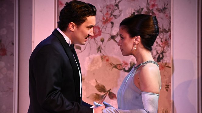 A színházban sem menekülhet a&nbsp;bűnös, lakolnia kell