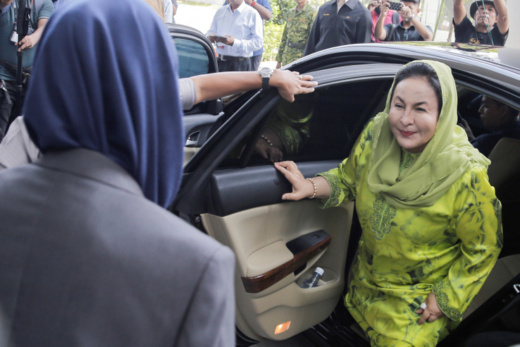 Bíróság előtt a bukott miniszterelnök felesége, 6,6&nbsp;milliárddal tartozik egy ékszercégnek