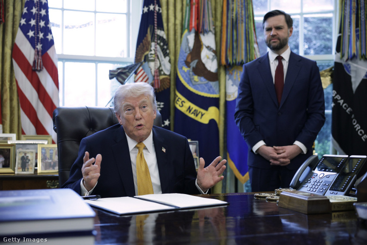 Donald Trump amerikai elnök és J. D. Vance alelnök részt vesznek egy aláírási ceremónián a Fehér Ház Ovális Irodájában 2026. március 16-án Washingtonban