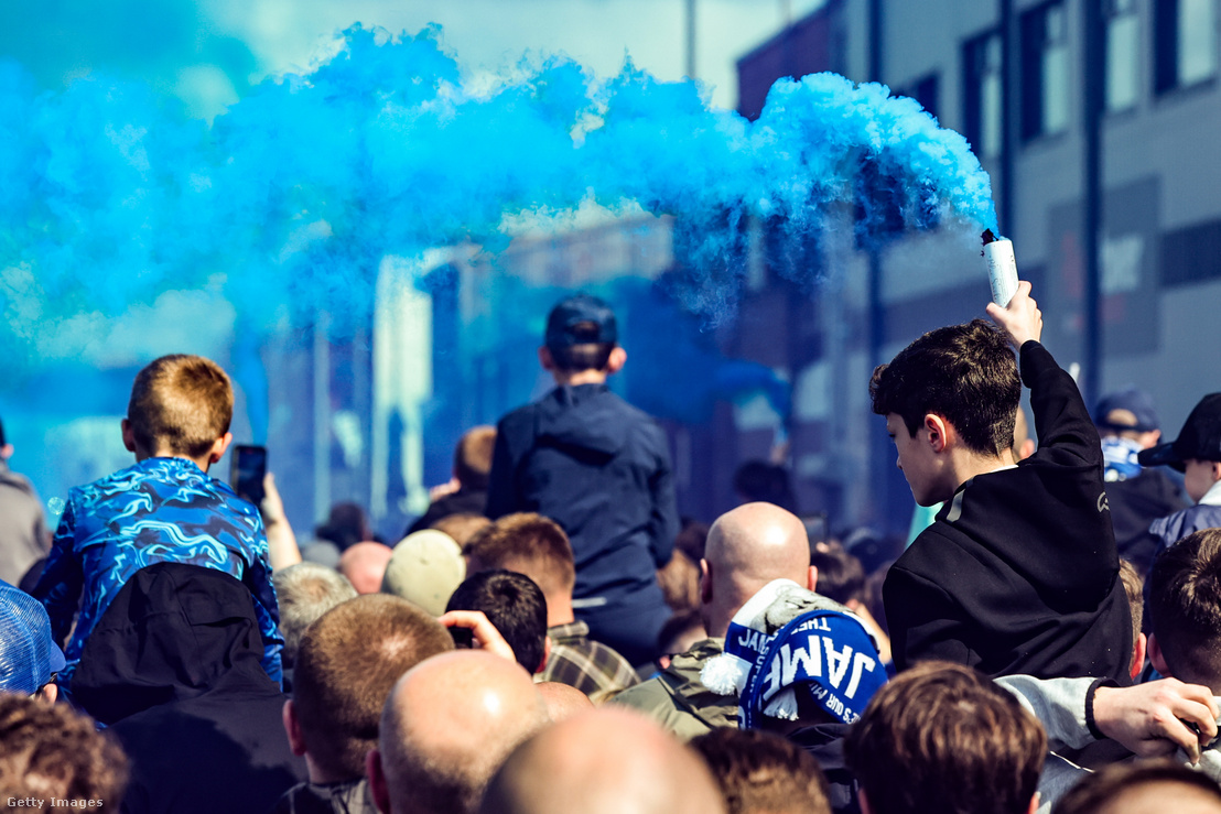 Az Everton-szurkolók érkeznek a meccsre