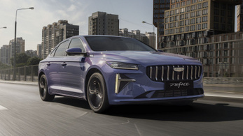 Facelift előtt is 4 liter alatt fogyaszt a Geely Preface i-HEV