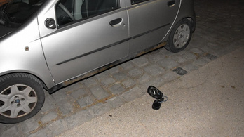 Görbe estével és tükörtöréssel ünnepelte a friss jogosítványát, milliós a kár