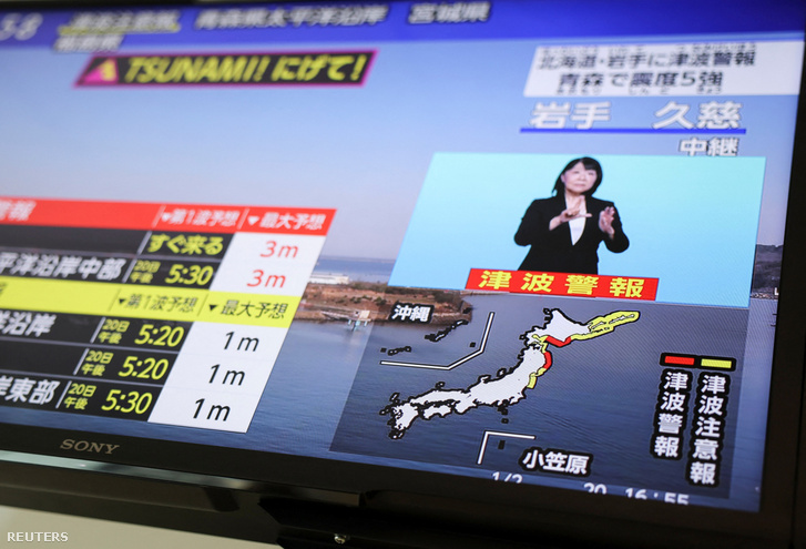 Egy televízió képernyőjén a Japan Meteorological Agency cunamiriasztásáról szóló híradása látható 2026. április 20-án