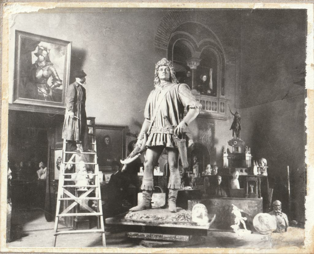 Strobl Alajos a budavári Mátyás-kút főalakjának mintázása közben az epreskerti műtermében (1900)