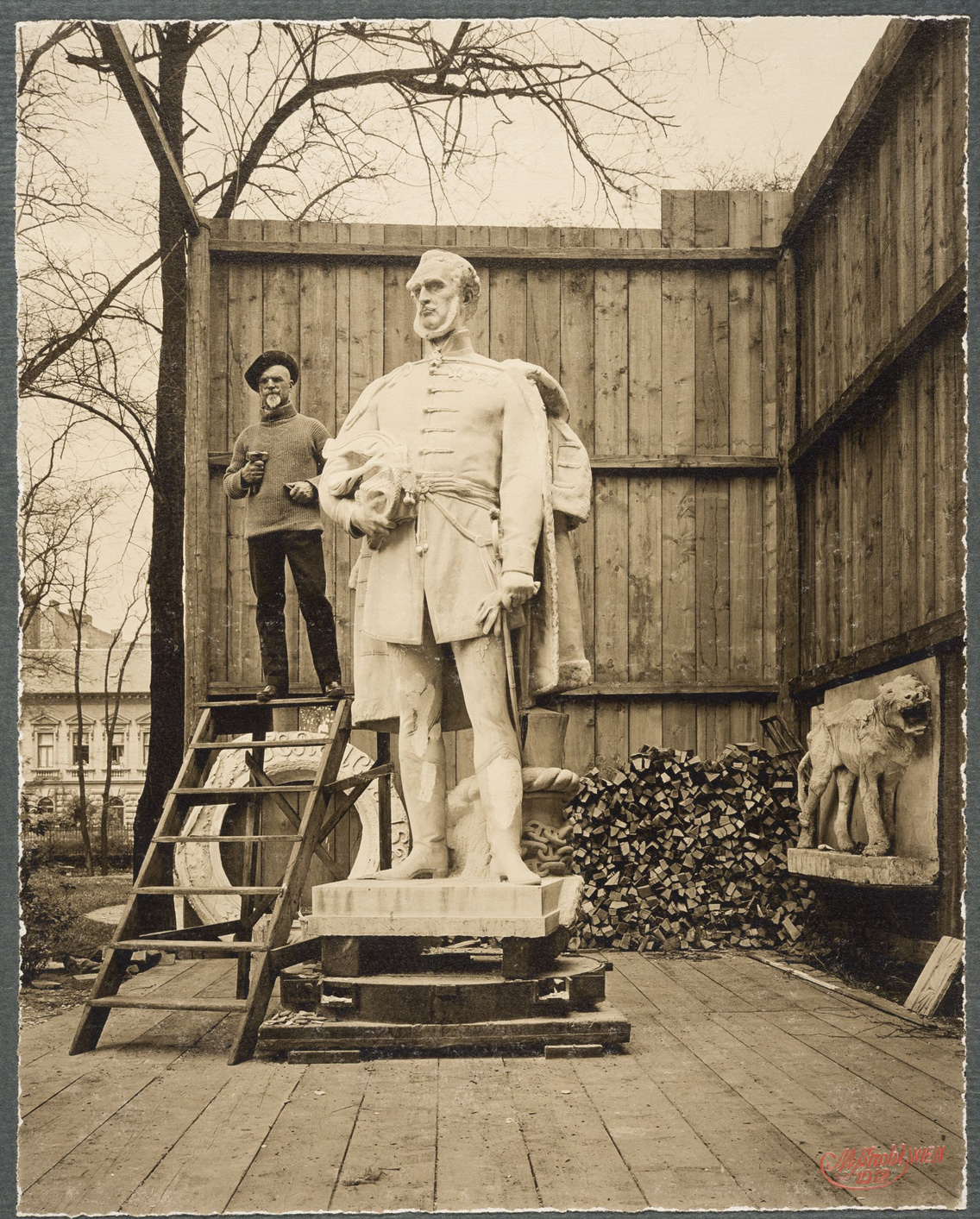 Strobl Alajos a készülő szegedi Széchenyi-szoborral az epreskerti műtermében (1912)