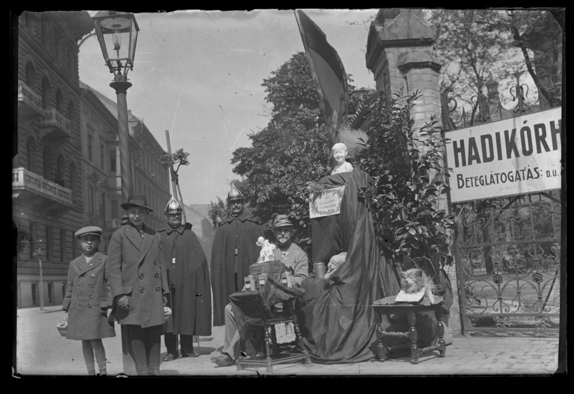 Strobl Alajos a hadiárvák számára szervez gyűjtést az I. világháború idején az Epreskert bejáratánál (1915)