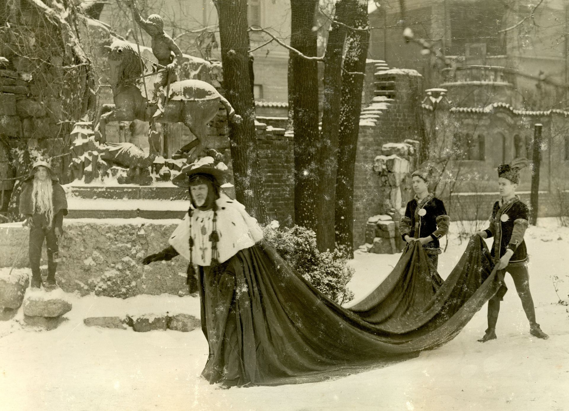 Strobl Alajos bíborosi jelmezben az Epreskertben (1909 körül)