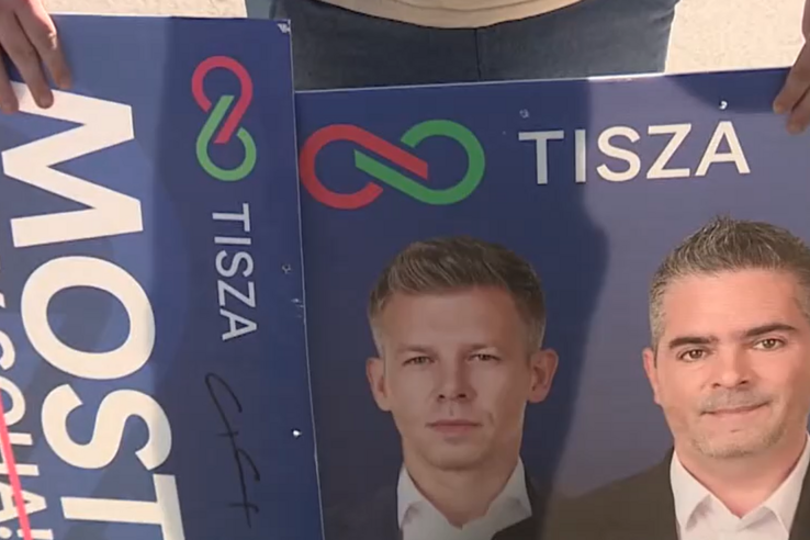 Nem szállítok szemetet –  Tisza-plakát miatt nem engedte fel a fiatalokat a buszra a sofőr Pásztón