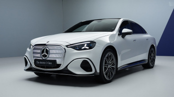 Itt a vadiúj, elektromos Mercedes C-osztály, és nagyon furcsa