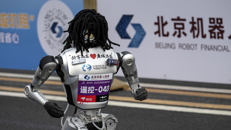 Embereket vert a félmaratonon egy humanoid robot, és még a világcsúcsot is megdöntötte