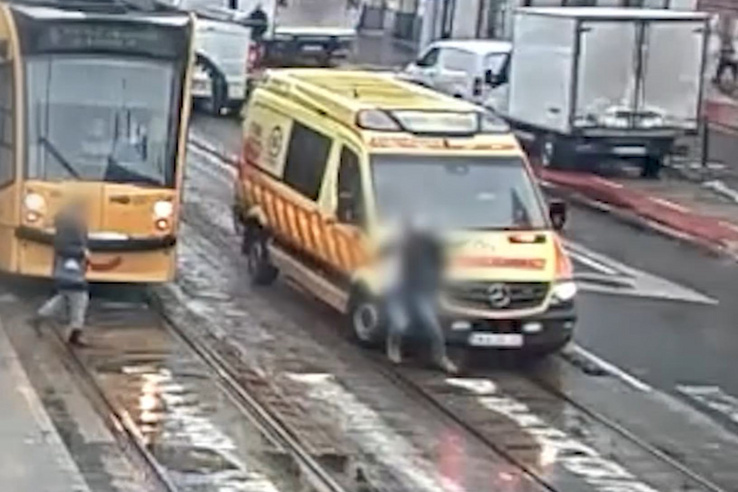 Szirénázó mentő ütött el egy figyelmetlen gyalogost a zebrán