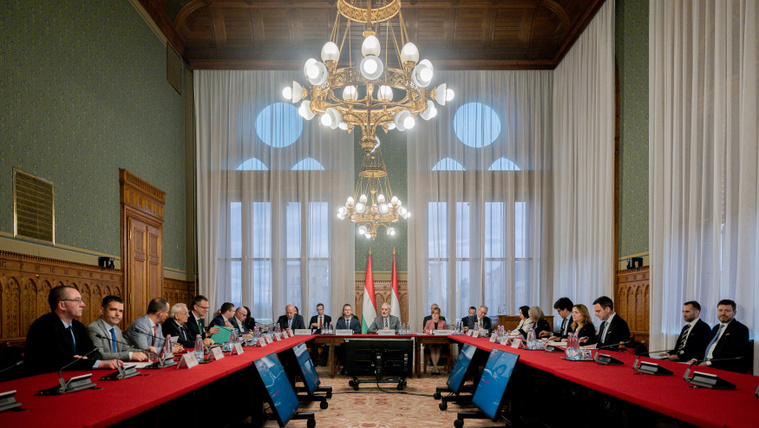 Megegyezett a Tisza, a Fidesz és a Mi Hazánk, ideiglenesen elmozdítják a&nbsp;Szent Koronát