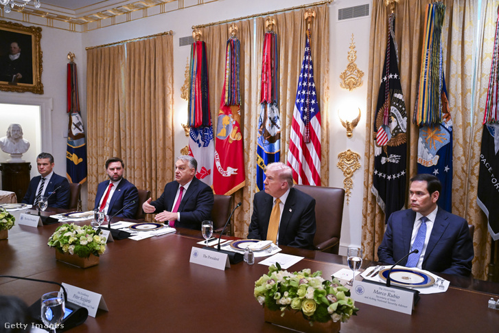 Orbán Viktor beszédet mond a Donald Trump amerikai elnökkel tartott kétoldalú ebéd során a Fehér Ház kabinettermében 2025. november 7-én Washington D. C.-ben