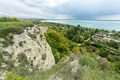 Omlasztják a partfalat Balatonkenesén, fokozott figyelmet kér a környéken az önkormányzat