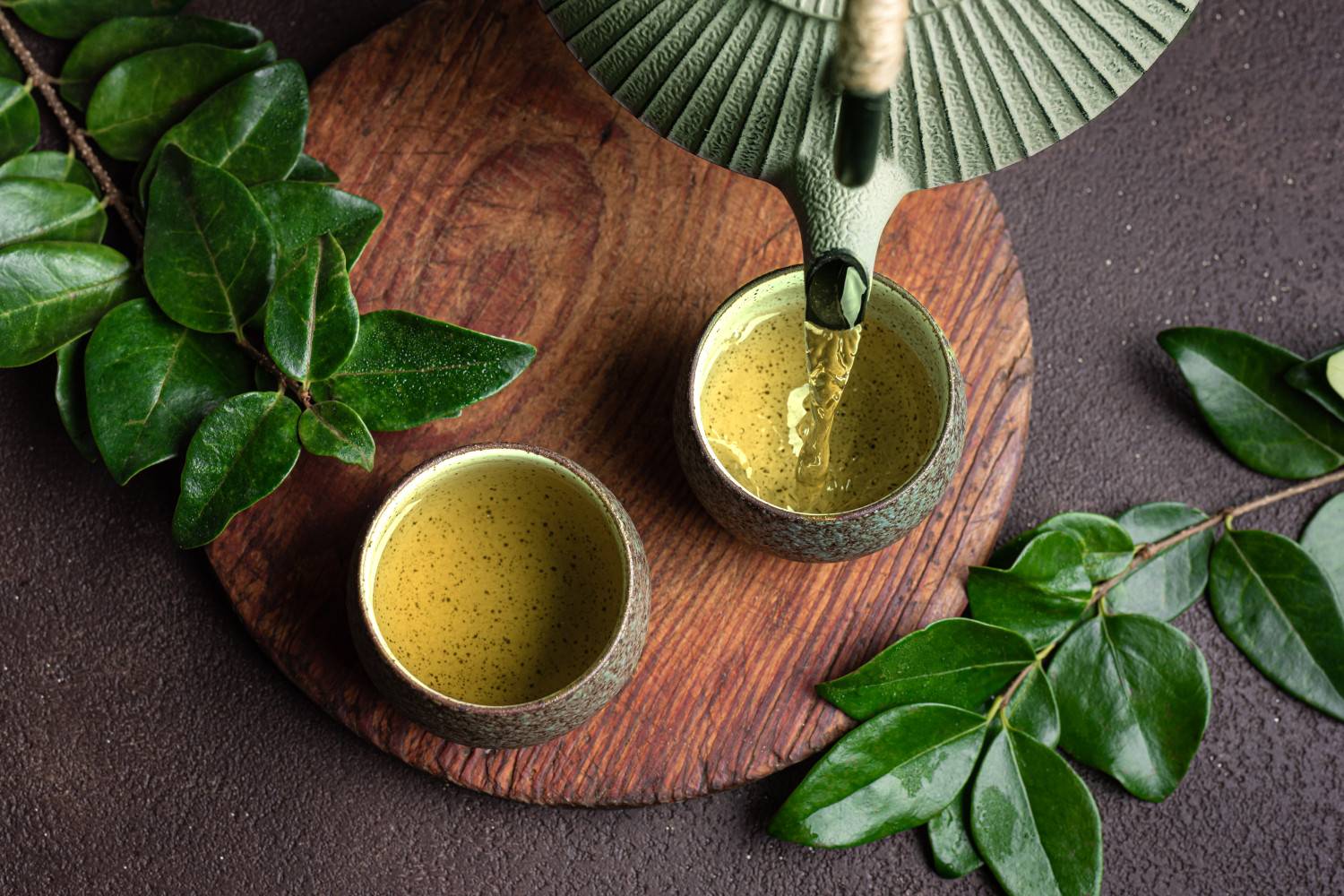 Zöld tea: gazdag antioxidánsokban, különösen katechinekben, amelyek segíthetnek a zsírégetés fokozásában.