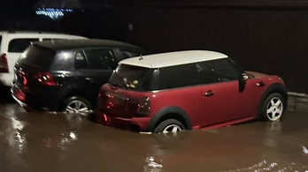 Akkora csőtörés volt Gyálon, hogy két autó alatt is beszakadt az út