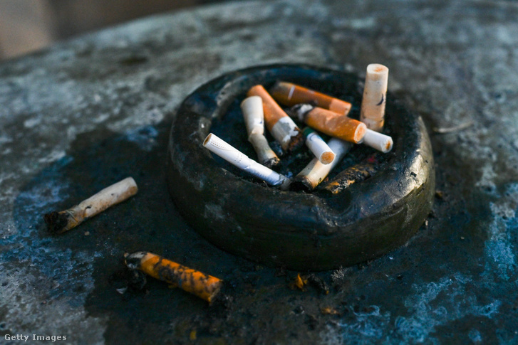 Egy cigarettacsikkekkel teli hamutartó