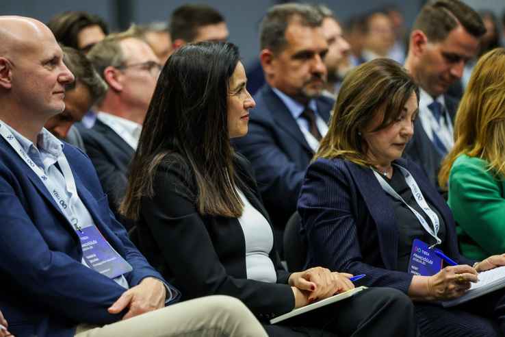 A „másik Orbán”, aki Nyugatra kormányozna – de már most célkeresztben van: Portré Orbán Anitáról