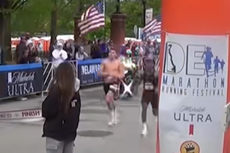 50 méter előnnyel ünnepeltette magát a&nbsp;maratonista, amikor a&nbsp;semmiből megelőzték