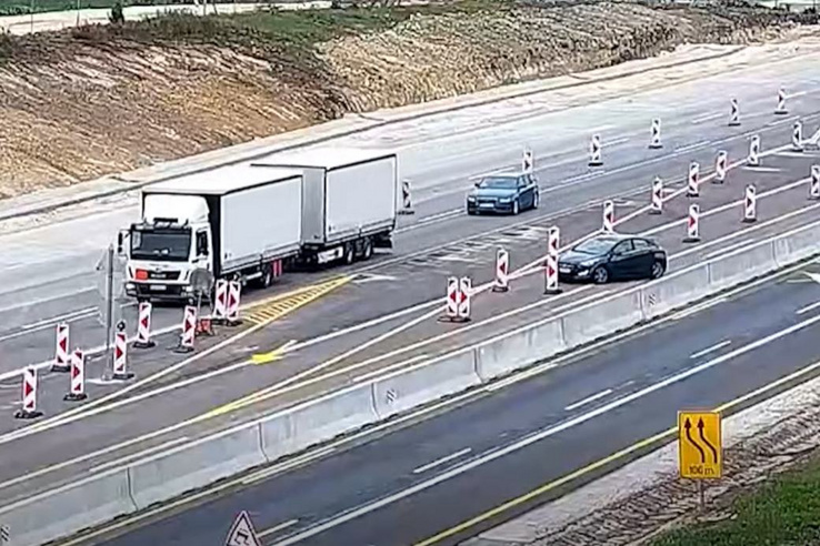Ebből nagy baj is lehetett volna: szlalombajnokot videóztak az M1-esen