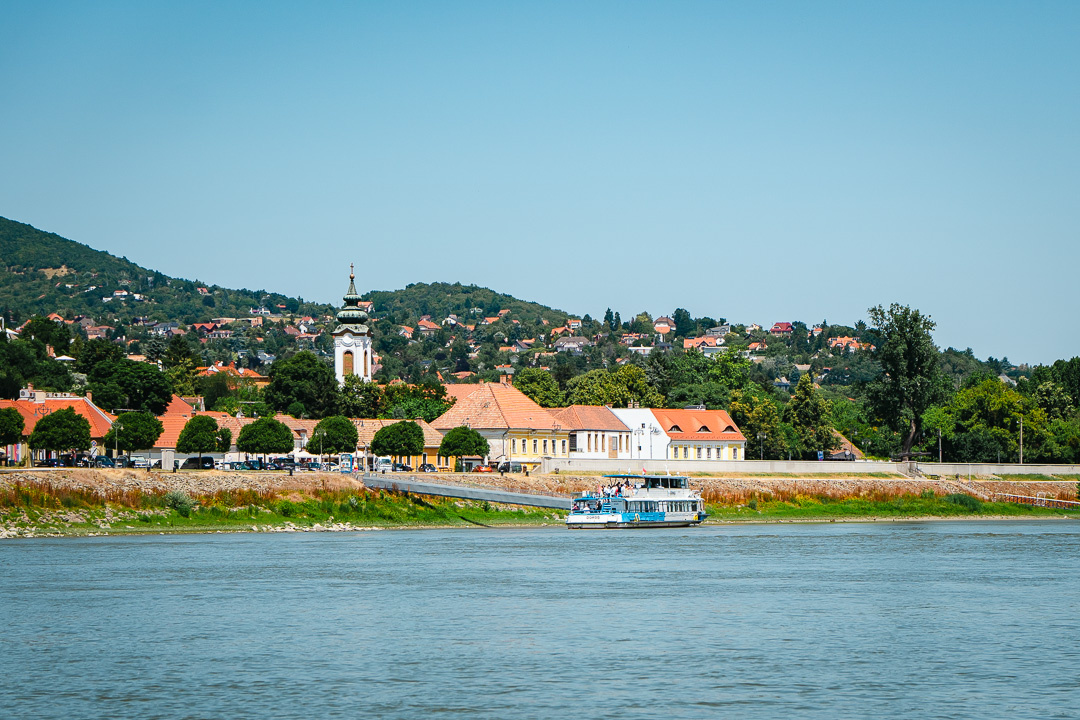 A háttérben Szentendre