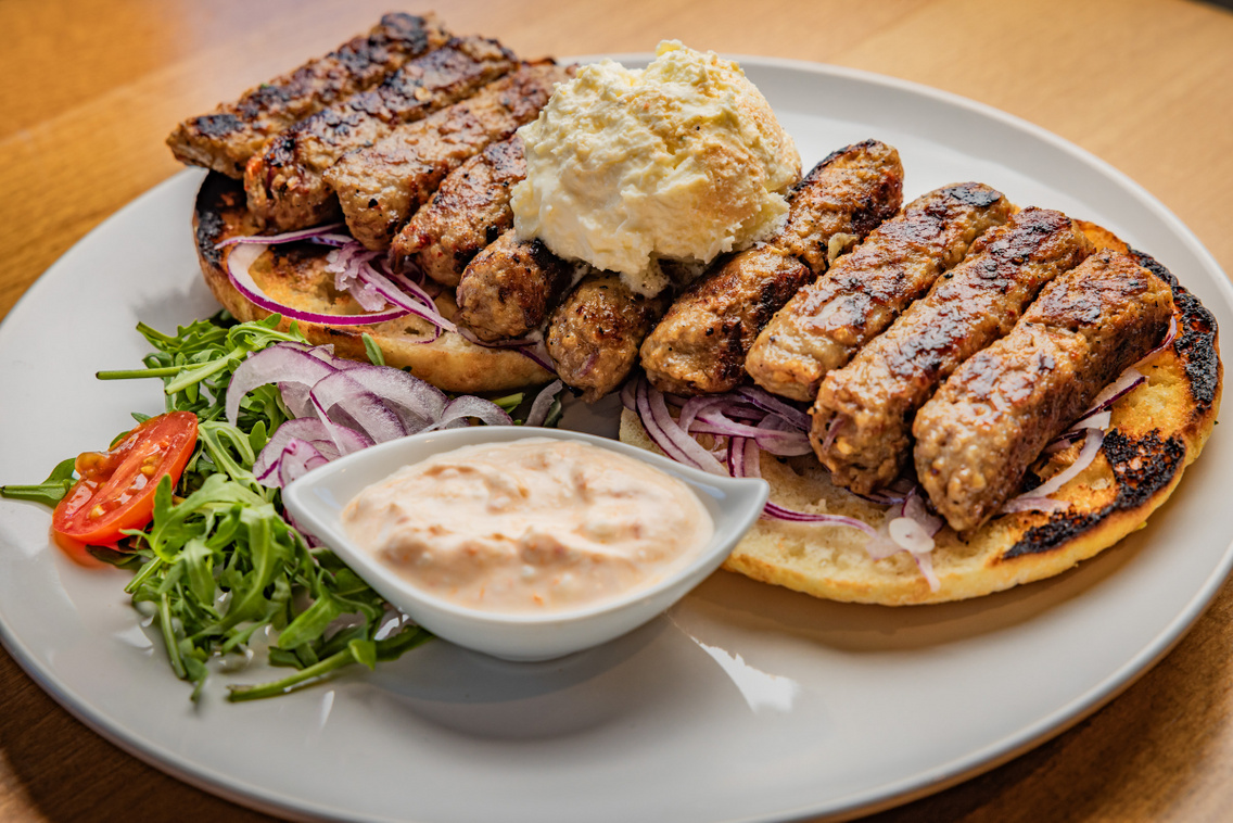 Ínyenccsevapcsicsa kajmakkal