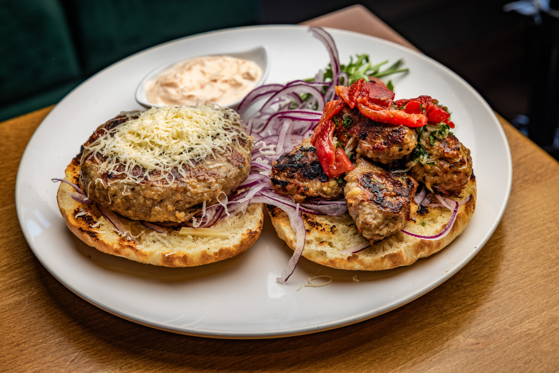 Töltött pljeskavica és ustipak