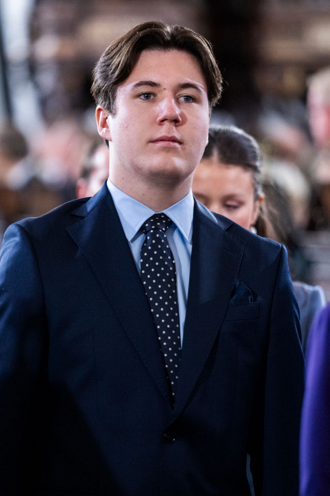 Keresztély (Christian) dán hercegFrigyes dán király és a királyné 2022 júniusában vették ki 16 éves fiúkat a Herlufsholm bentlakásos iskolából, miután egy televíziós dokumentumfilm feltárta az iskolában előforduló zaklatásokat és erőszakot.„A Herlufsholmba járó gyermek szülei vagyunk, és mélyen megrázott minket az iskola jelenlegi dokumentumfilmjében elhangzott tanúvallomások.Szívszorító hallani a szisztematikus zaklatásról, valamint a bántalmazás és az erőszak kultúrájáról, amelynek sokan részesei voltak