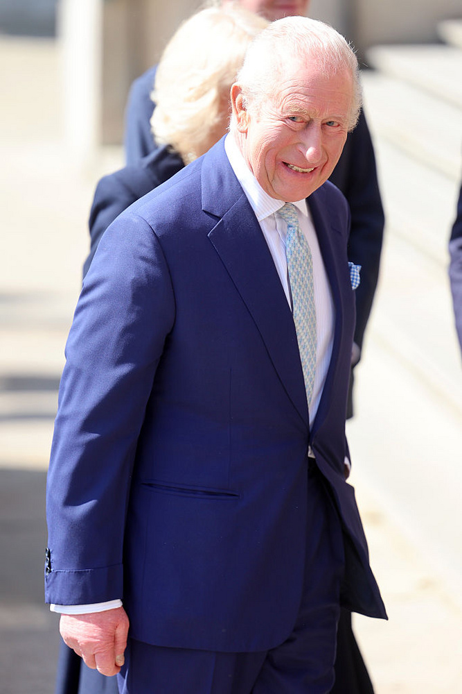 Károly királyA Buckingham-palota nagy meglepetést okozott azzal a hírrel, hogy 1956 novemberétől Károly nappali tagozatos iskolai oktatásra cseréli addigi magántanulmányait