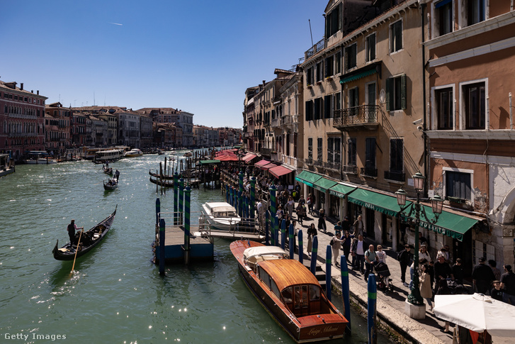 Általános kilátás a Canal Grande-ra a Ponte di Rialto hídról 2026. április 3-án Velencében