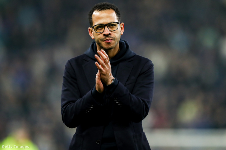 Liam Rosenior, a Chelsea vezetőedzője tapsol a szurkolóknak az Everton és a Chelsea közötti Premier League-mérkőzésen elszenvedett 3–0-s vereség után a Hill Dickinson Stadionban, Liverpoolban 2026. március 21-én