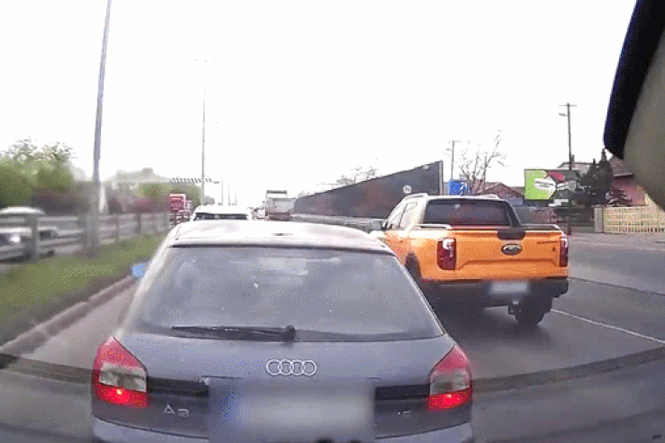 Villogott, büntetőfékezett, ütközés lett belőle, majd menekült az audis a Nagykőrösi úton