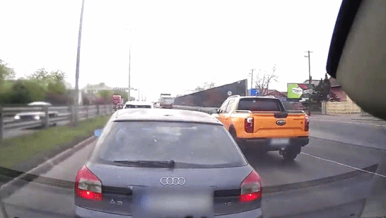 Villogott, büntetőfékezett, ütközés lett belőle, majd menekült az audis a Nagykőrösi úton