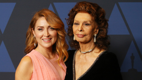 Sophia Loren gyönyörű menye fürdőruhában: az 52 éves Sasha alakja csodás