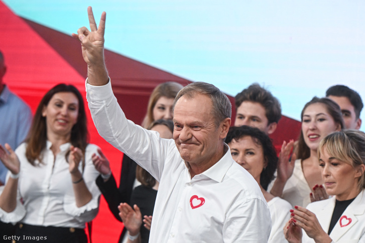 Donald Tusk a Polgári Koalíció eredményváróján Varsóban 2023. október 15-én