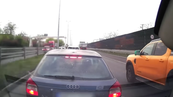 Büntetőfékezett az audis, összekoccant a vétlen féllel, majd elhajtott
