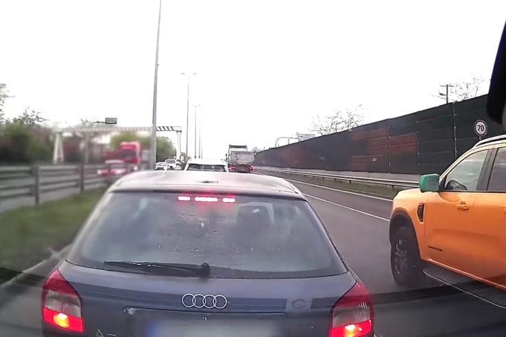 Büntetőfékezett az audis, összekoccant a vétlen féllel, majd elhajtott