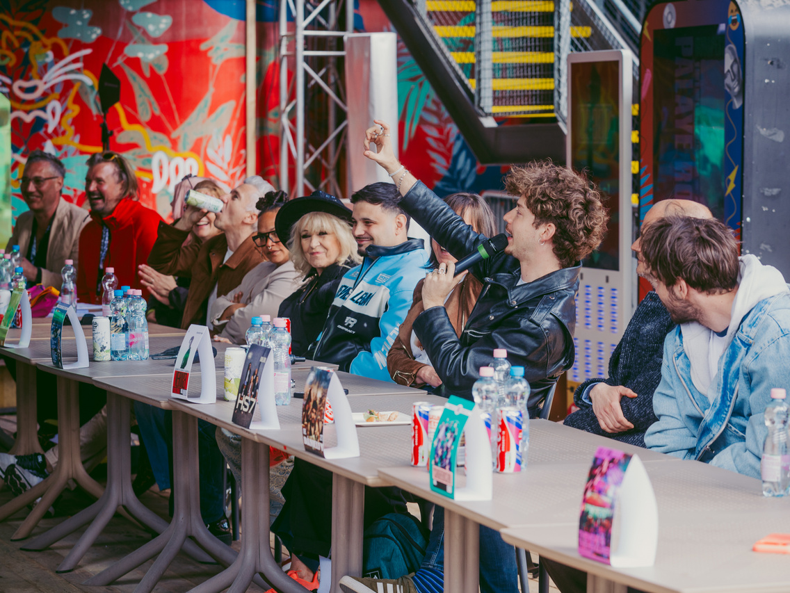 Középen Csepregi Éva (Neoton Família) és Beton.Hofi