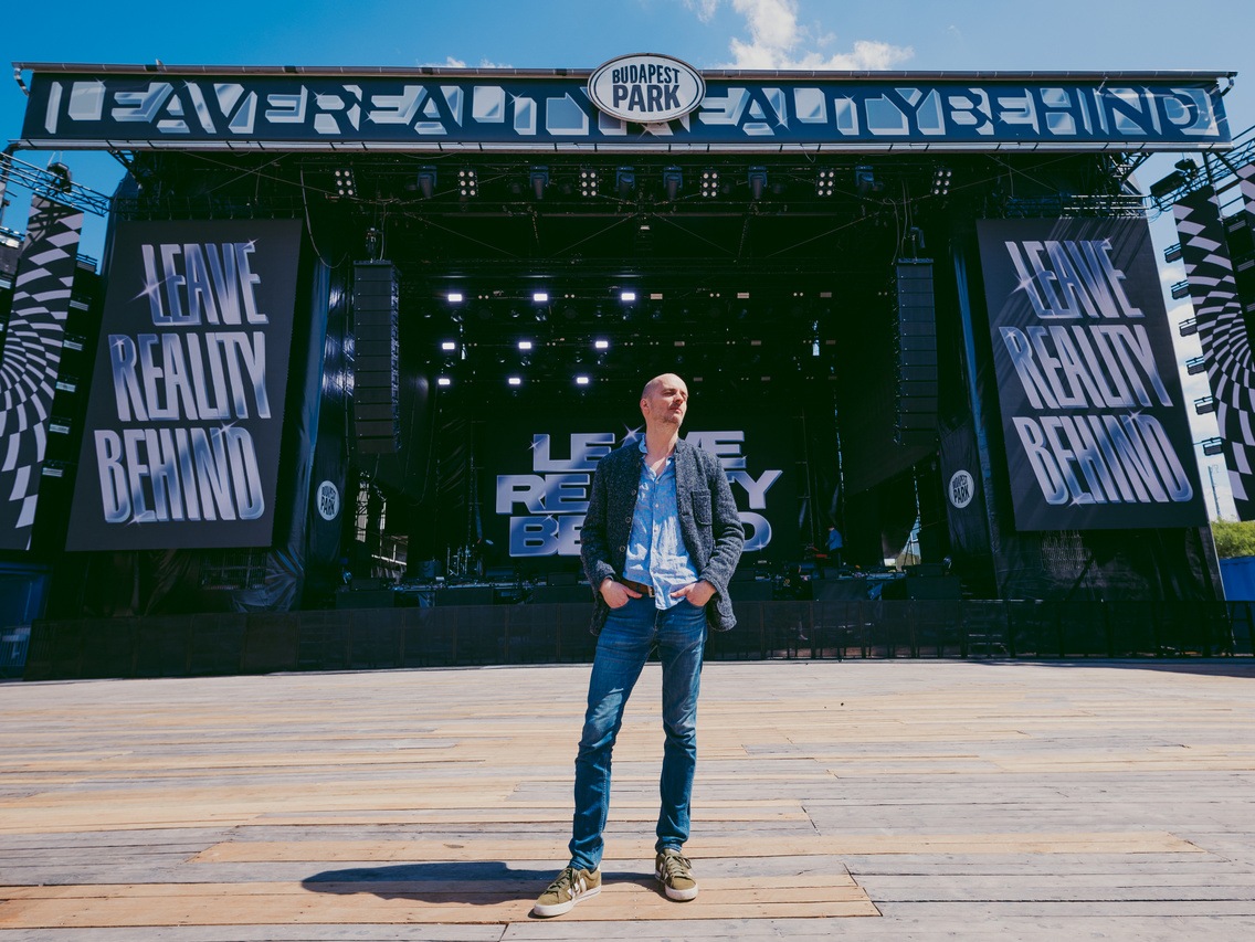 Szűcs Krisztián (Heaven Street Seven) itt még egyedül és a színpad előtt