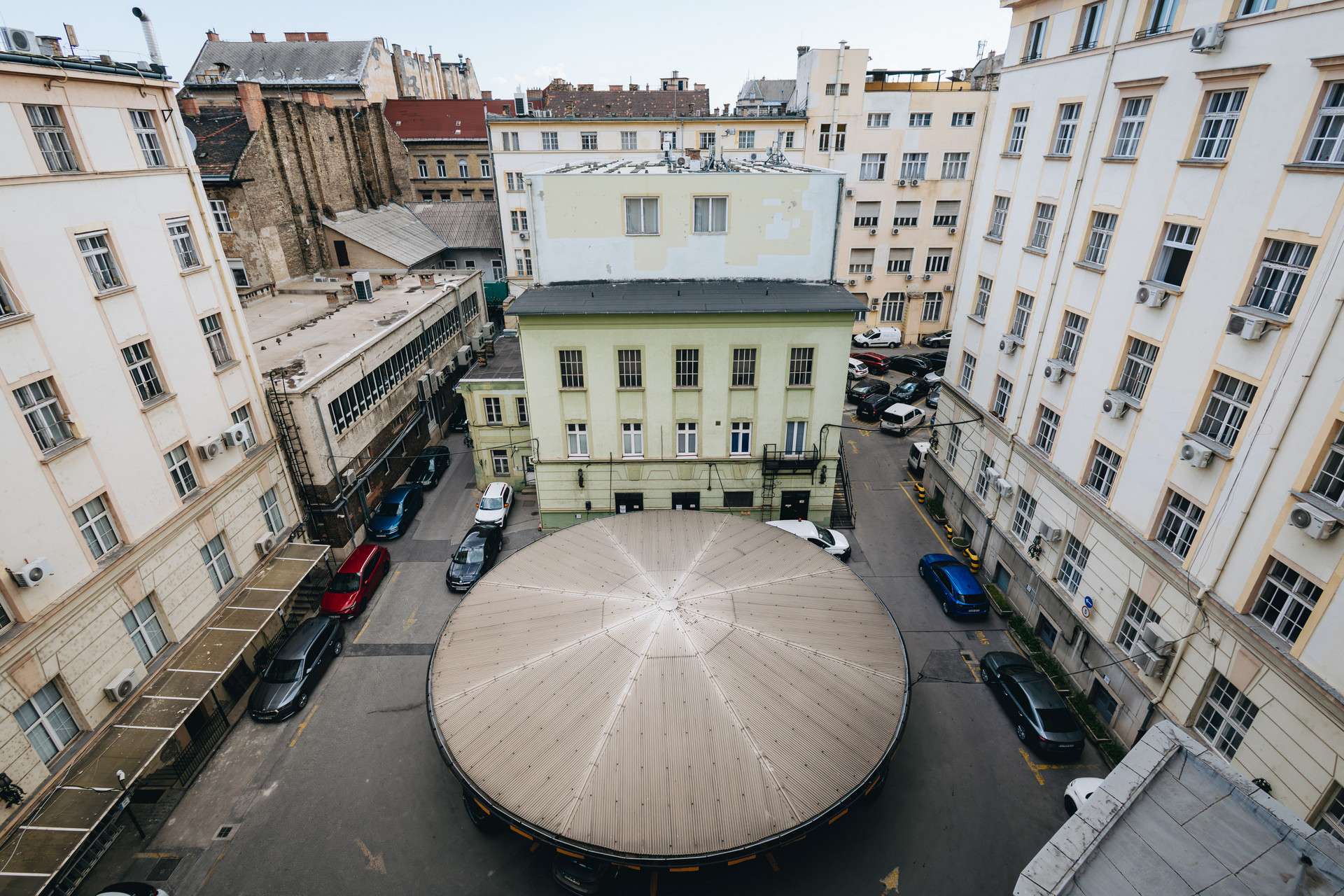 Kilátás az Egri teremből a székház belső udvarára